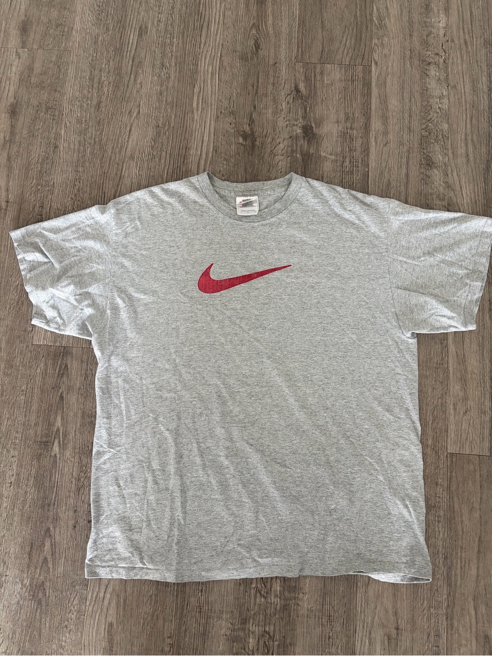 90s nike Men’s Gray T-Shirt with Red Swoosh